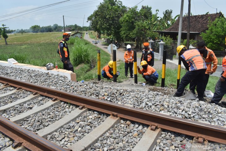 Penutupan perlintasan liar jalur KA