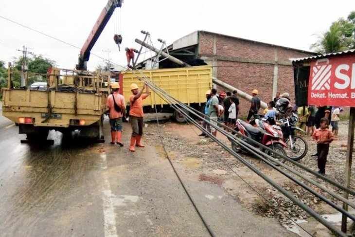 Truk tabrak tiang listrik, tiga tumbang
