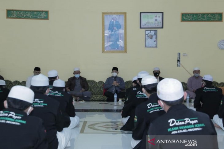 Peringati hari jadi, Wabup HSS kunjungi dan berbagi di Ponpes Dalpa