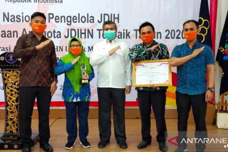 Pemkab Kubu Raya terima penghargaan JDIH 2020