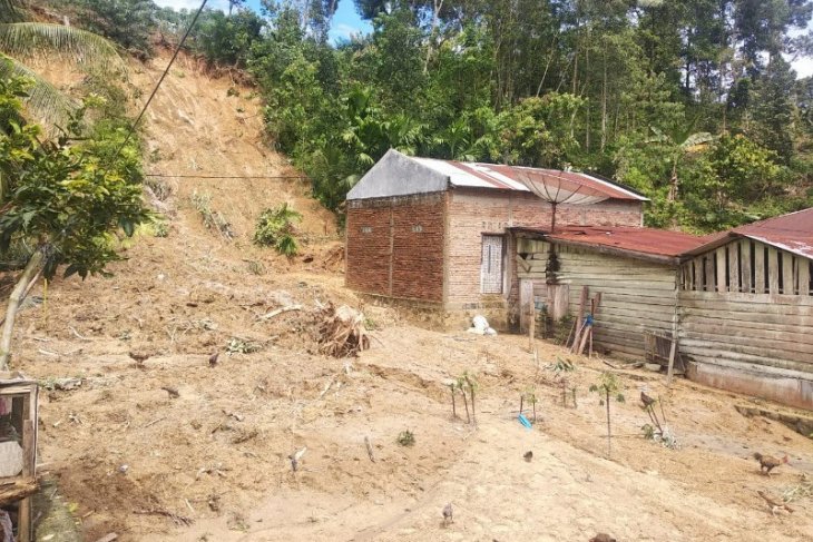 Curah hujan tinggi, 42 rumah di Simalungun tertimpa longsor