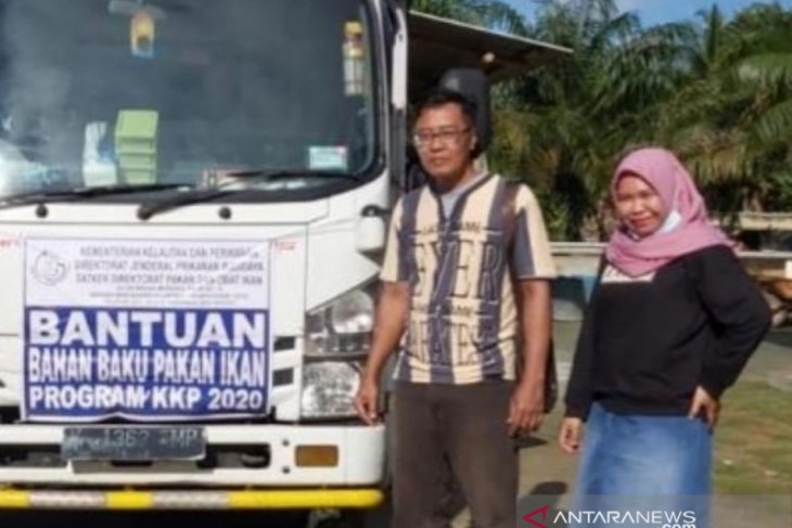 DKP Bangka Barat menyalurkan bantuan 1,4 ton bahan pakan ikan
