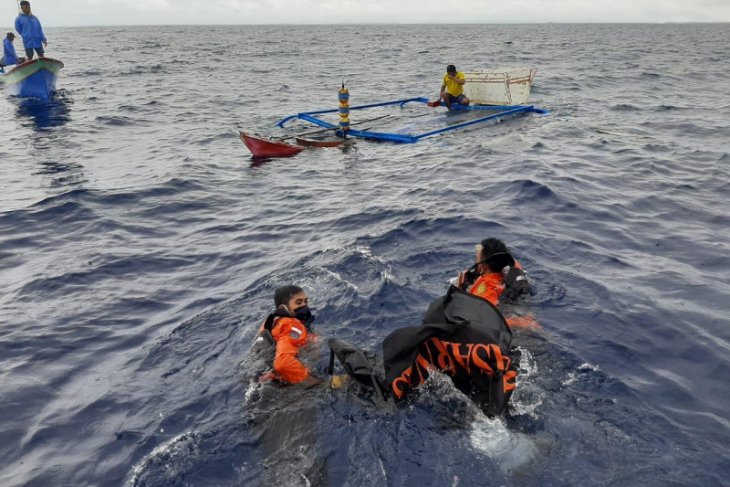 Tim SAR evakuasi jasad warga di perairan Halmahera Utara