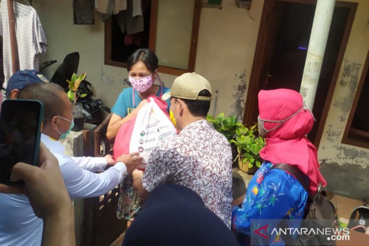 Kantor Pos Bekasi distribusikan ratusan ribu sembako Bantuan Presiden