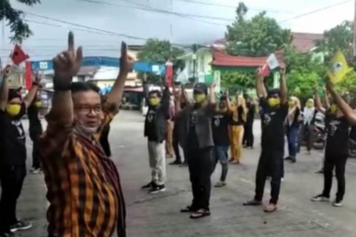 Ratusan kaum milenial bagikan 4.000 masker untuk cegah COVID-19