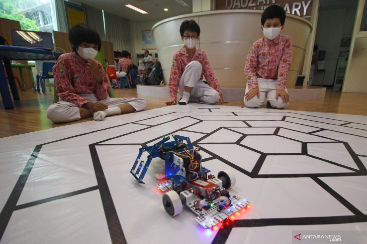 Juara kompetisi robot internasional