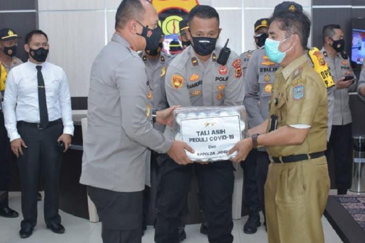 Kapolda Jambi memberikan bantuan masker dan vitamin pasien COVID-19