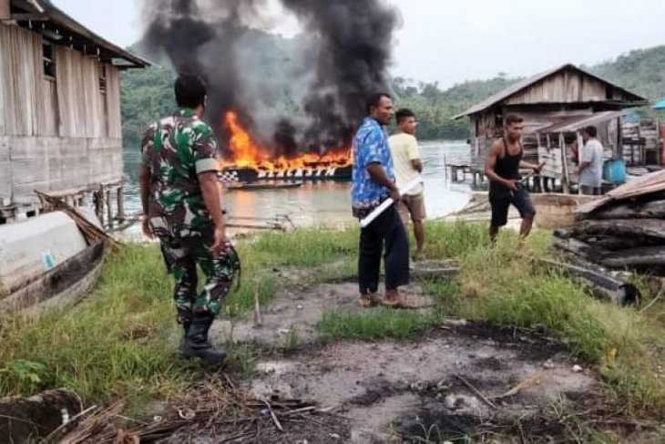 Kapal rombongan sosialisasi Pilkada KPU terbakar