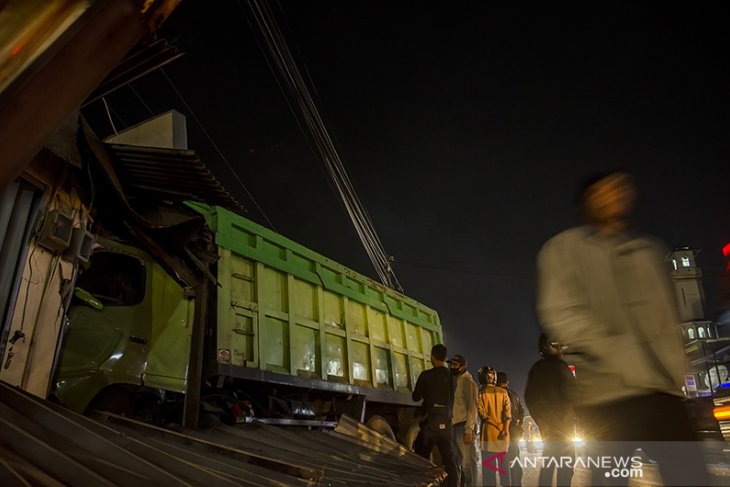 Kecelakaan beruntun di Sumedang 