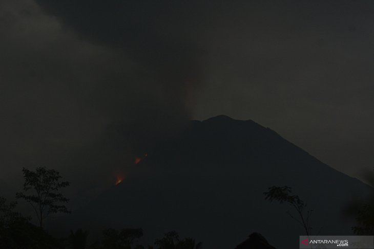 Lava pijar Gunung Semeru