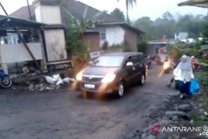 Warga lereng Gunung Semeru mengungsi akibat guguran lava pijar