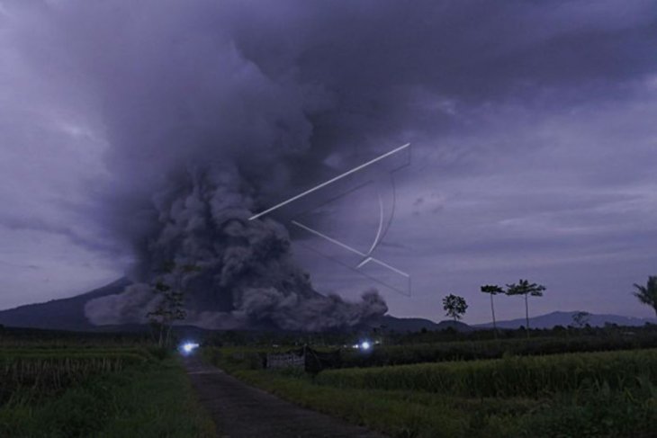 Gunung Semeru meletus