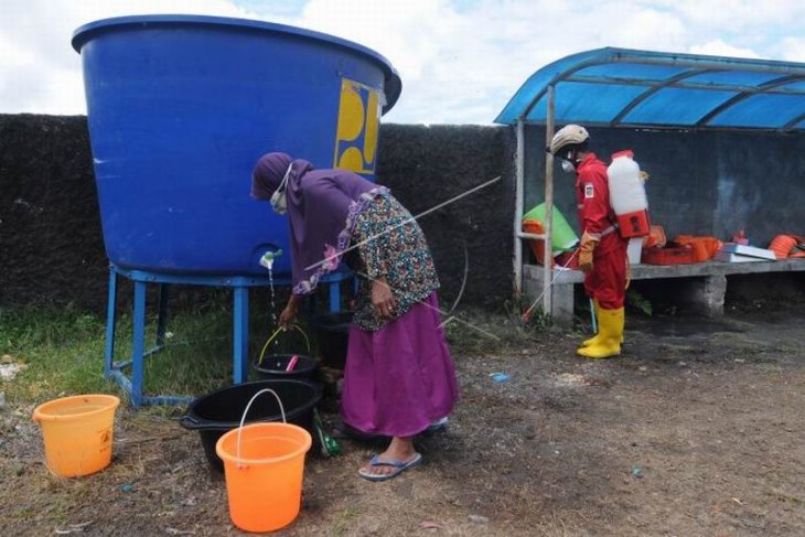 Pembasmian lalat di tempat pengungsian