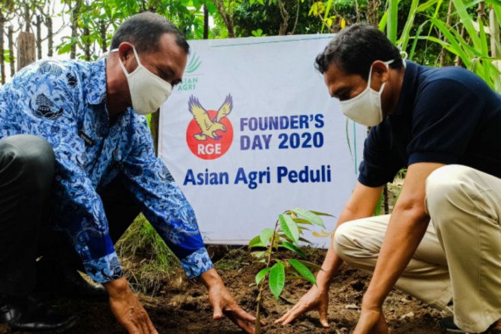 RGE Founder's Day 2020, Asian Agri berbagi sembako, masker dan bibit tanaman