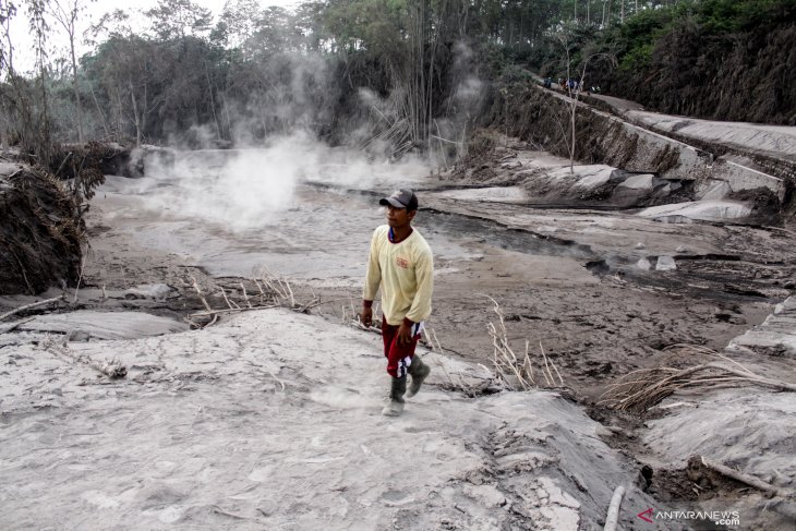 Jalur lahar panas Gunung Semeru