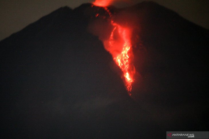 Lava pijar Gunung Semeru