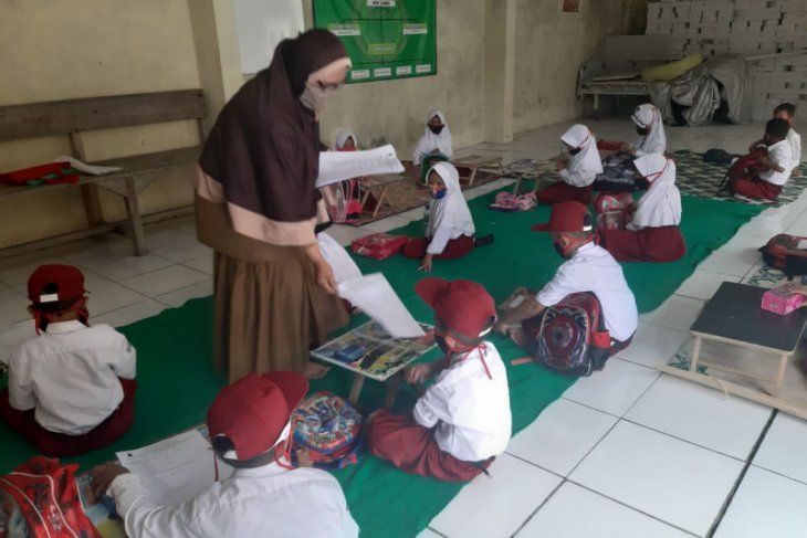 Siswa SDN di Lebak belajar tatap muka secara berkelompok