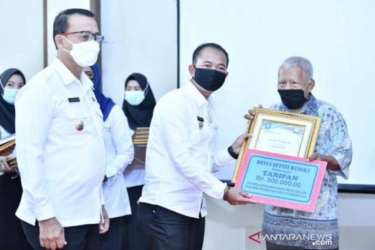 11 desa di Bangka terima penghargaan karena bayar PBB tepat waktu