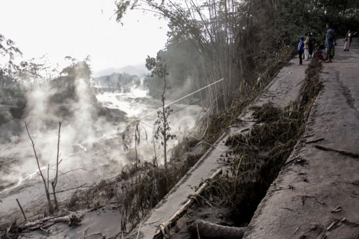 Jalur lahar panas Gunung Semeru