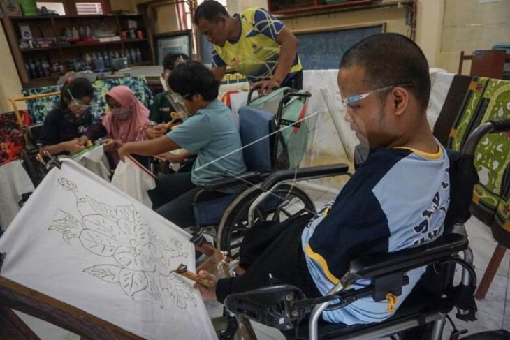 Pelatihan membatik bagi penyandang disabilitas