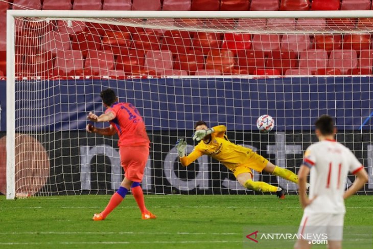 Olivier Giroud memborong empat gol saat Chelsea cukur Sevilla 4-0