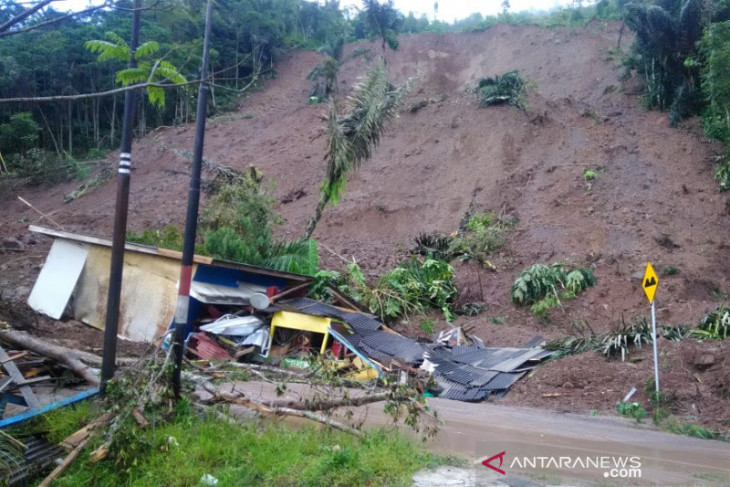 Puluhan rumah terancam runtuhan longsor