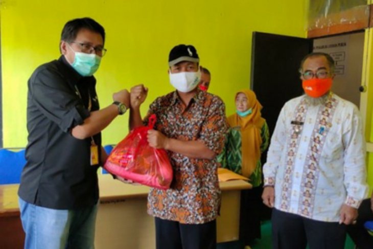 Angkasa Pura II berikan bantuan sembako kepada warga Rasau Jaya