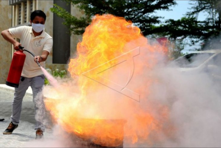 Latihan pemadaman kebakaran di Nusa Dua