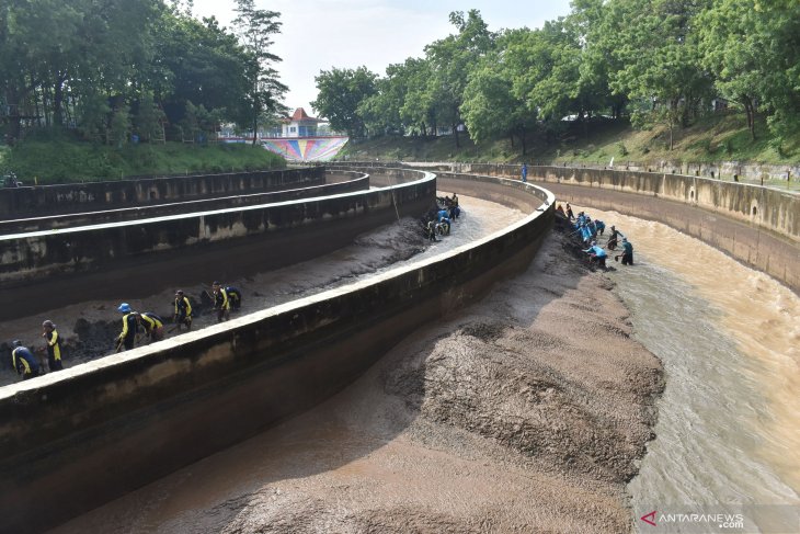 Pengerukan sedimen untuk pengendalian banjir