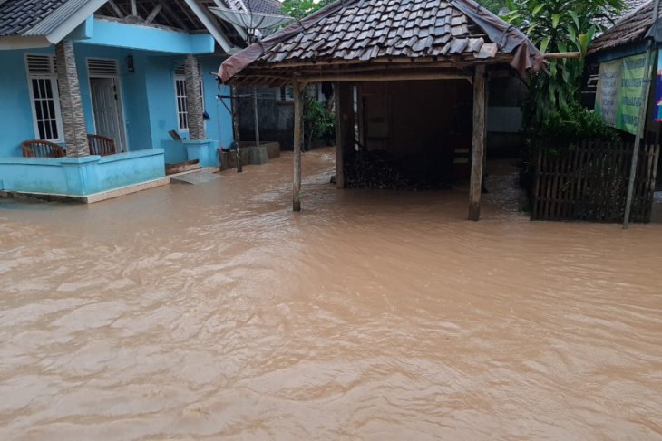 Ratusan warga di Lebak mengungsi akibat banjir