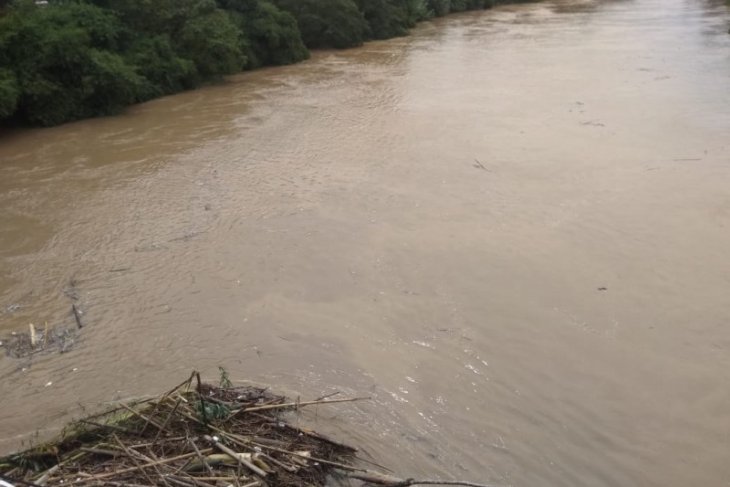 Sungai Ciujung-Ciberang meluap, BPBD Lebak berlakukan status awas