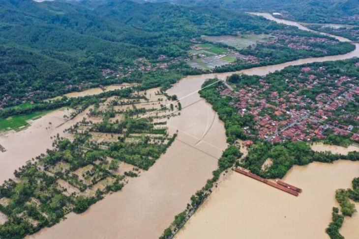 Sungai Serayu meluap