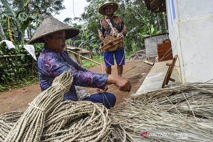 Perajin tali tambang pandan tradisional 