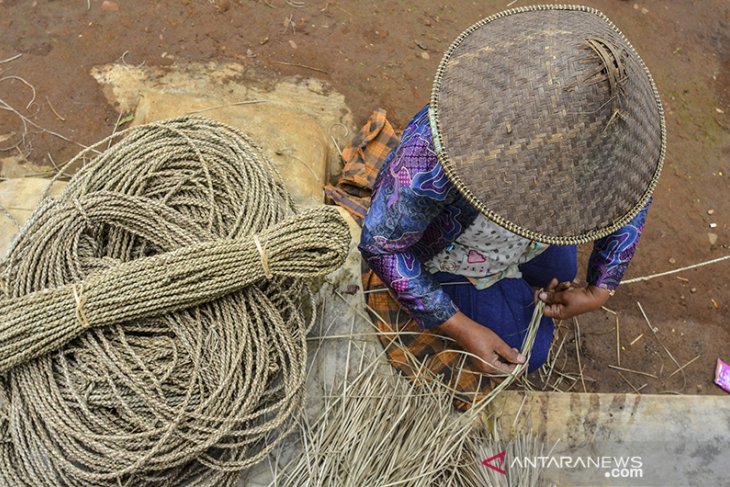 Perajin tali tambang pandan tradisional 