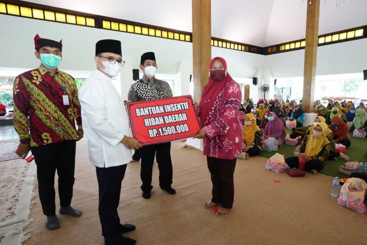 Bupati Anas salurkan insentif guru PAUD Banyuwangi Rp1,65 miliar