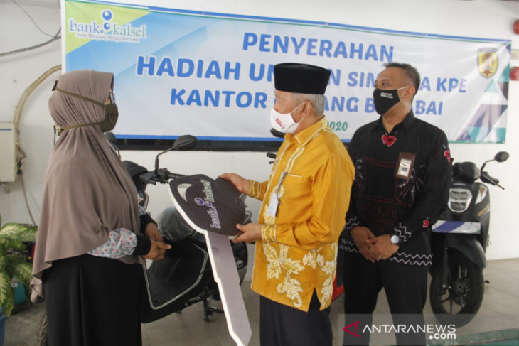 Bupati HST serahkan hadiah undian Simpeda KPE dan CSR Bank