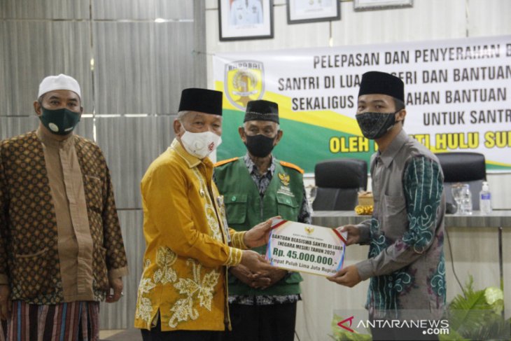 Bupati HST serahkan beasiswa kepada santri yang belajar di luar negeri