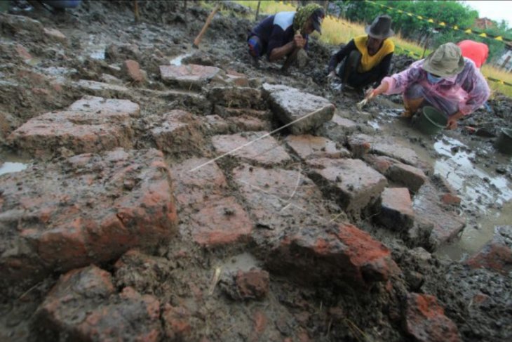 Ekskavasi bangunan candi di Indramayu