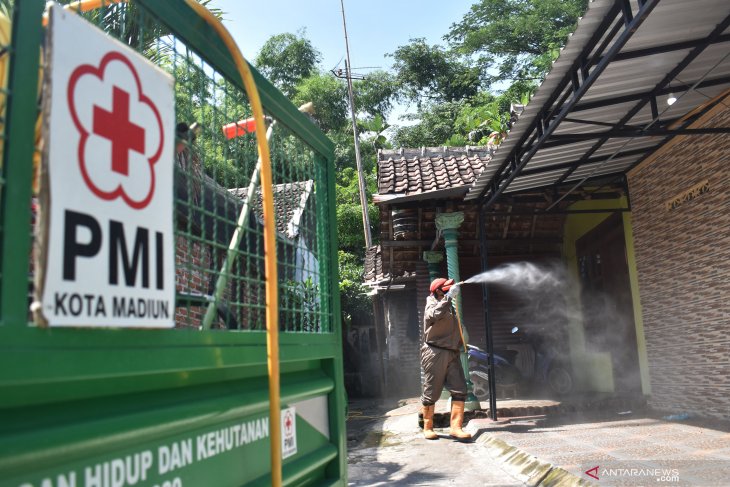 Penyemprotan Disinfektan di Madiun