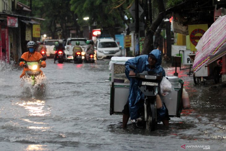 Banjir dan pohon tumbang di Surabaya