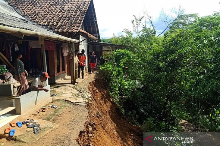 BPBD Lebak: 13 rumah rusak akibat pergerakan tanah