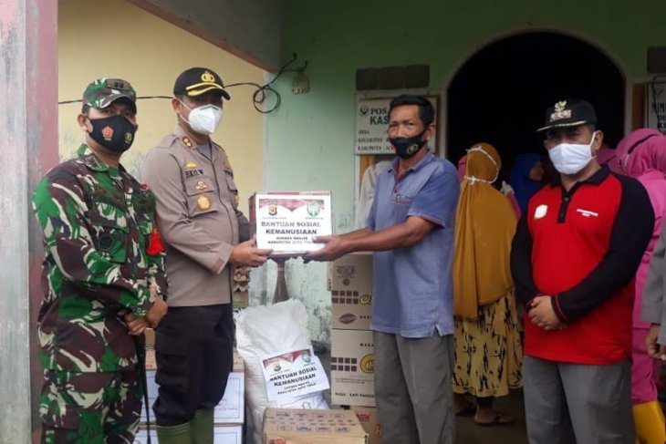 Datangi lokasi banjir, Kapolres - Dandim cek dapur umum dan beri bantuan