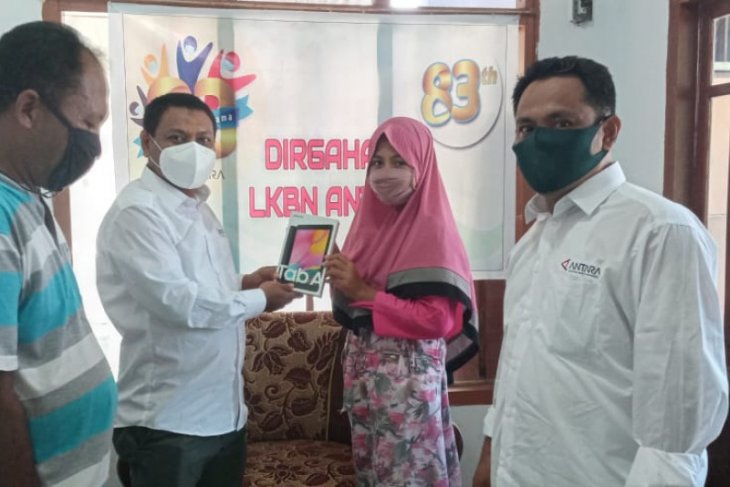 Perum LKBN Antara Biro Maluku - Malut bantu siswa berprestasi di Ternate