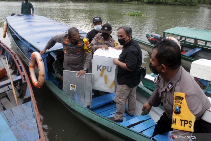 Distribusi logistik Pilkada ke daerah terpencil