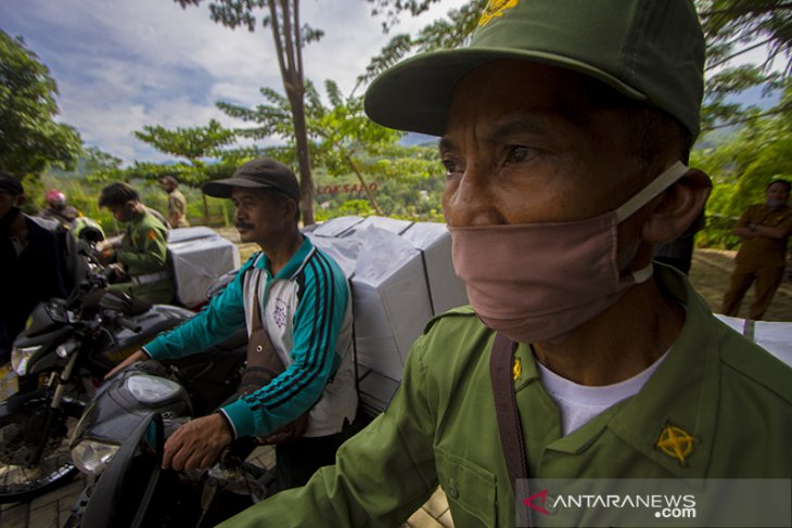 Distribusi Logistik Pilkada Ke Desa Terpencil