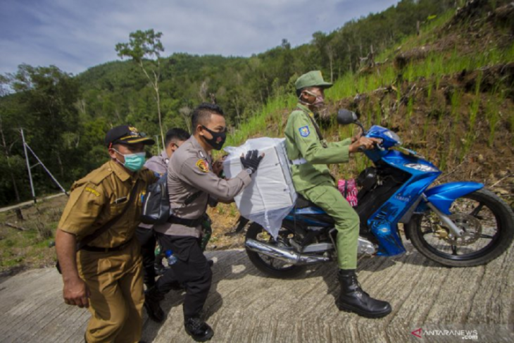 Distribusi logistik Pilkada ke daerah terpencil