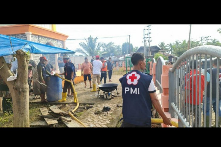 PMI Distribusi Air Bersih Bagi Warga Terdampak Banjir - ANTARA News Aceh