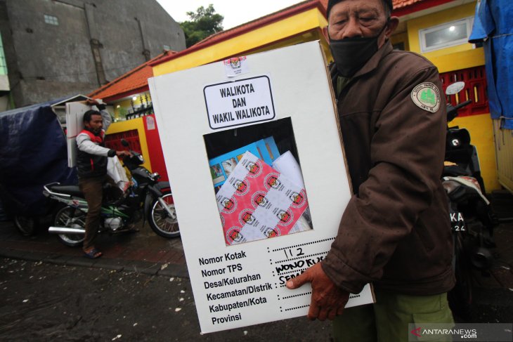 Distribusi  logistik Pilkada Surabaya ke TPS