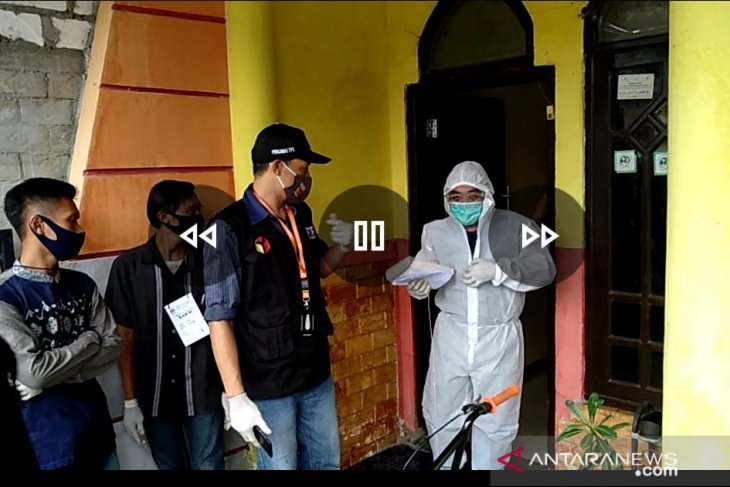 Tujuh pemilih ini terpaksa didatangi KPPS dengan APD lengkap
