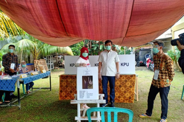 Bersama istri, Ketua DPRD Provinsi Jambi salurkan hak pilihnya di TPS 14